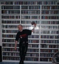 Frank anno 2003 vor seinem CD-Regal